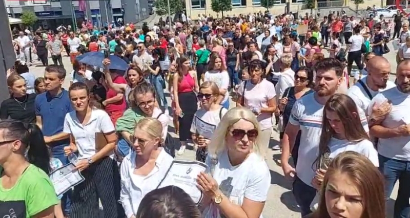 Stotine građana na ulicama Gradačca protestuju zbog monstruoznih ubistava 