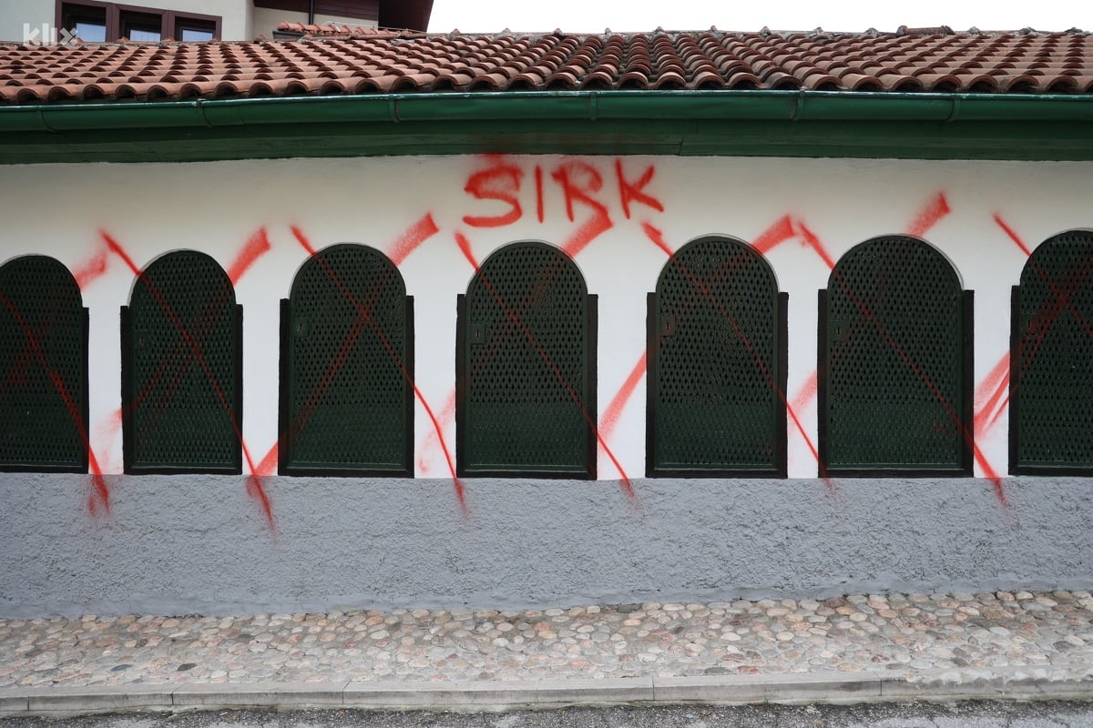 Vandali išarali turbe “Sedam braće” u Sarajevu, policija na terenu