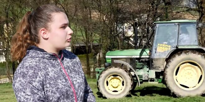 Amina je počela voziti traktor sa samo 7 godina: Obavlja sve poslove zajedno s ocem