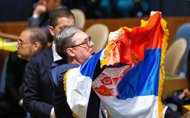 Niko nije tražio Vučiću da skine sa sebe zastavu