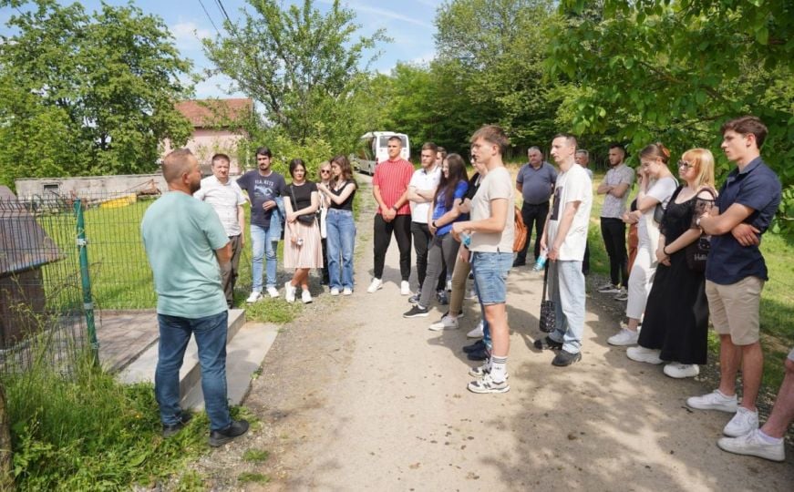 Mladi posjetili Zecove: Spomenici stradaloj djeci šalju najsnažniju antiratnu poruku