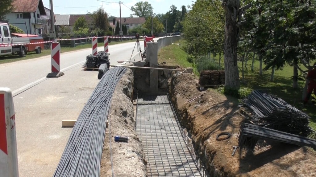 Radovi na izgradnji zaštitnog zida na desnoj obali Sane