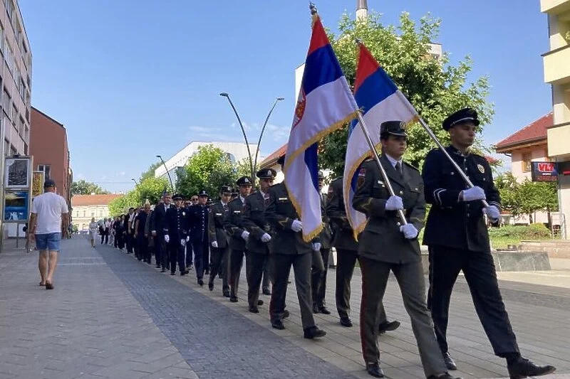 Vojnici Vojske Srbije u uniformama marširali Prijedorom, Dodik poručio: “Konačno”