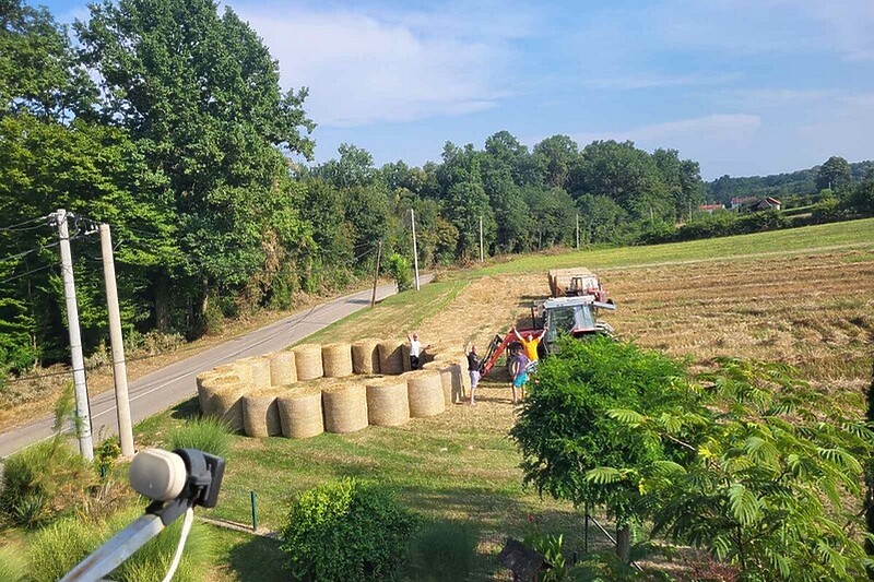 Snalažljivi Semberci pronašli spas od vrućina: Napravili bazen od bala sijena