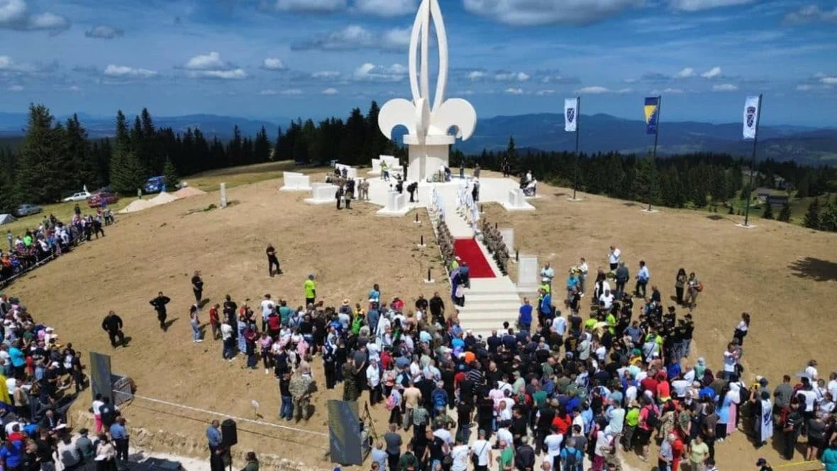 Američka ambasada kritikovala podizanje spomenika Mehmedu Alagiću na Vlašiću