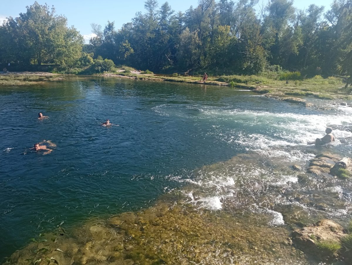 Septembarsko kupanje na rijeci Sani: Građani uživali u toplom vikendu